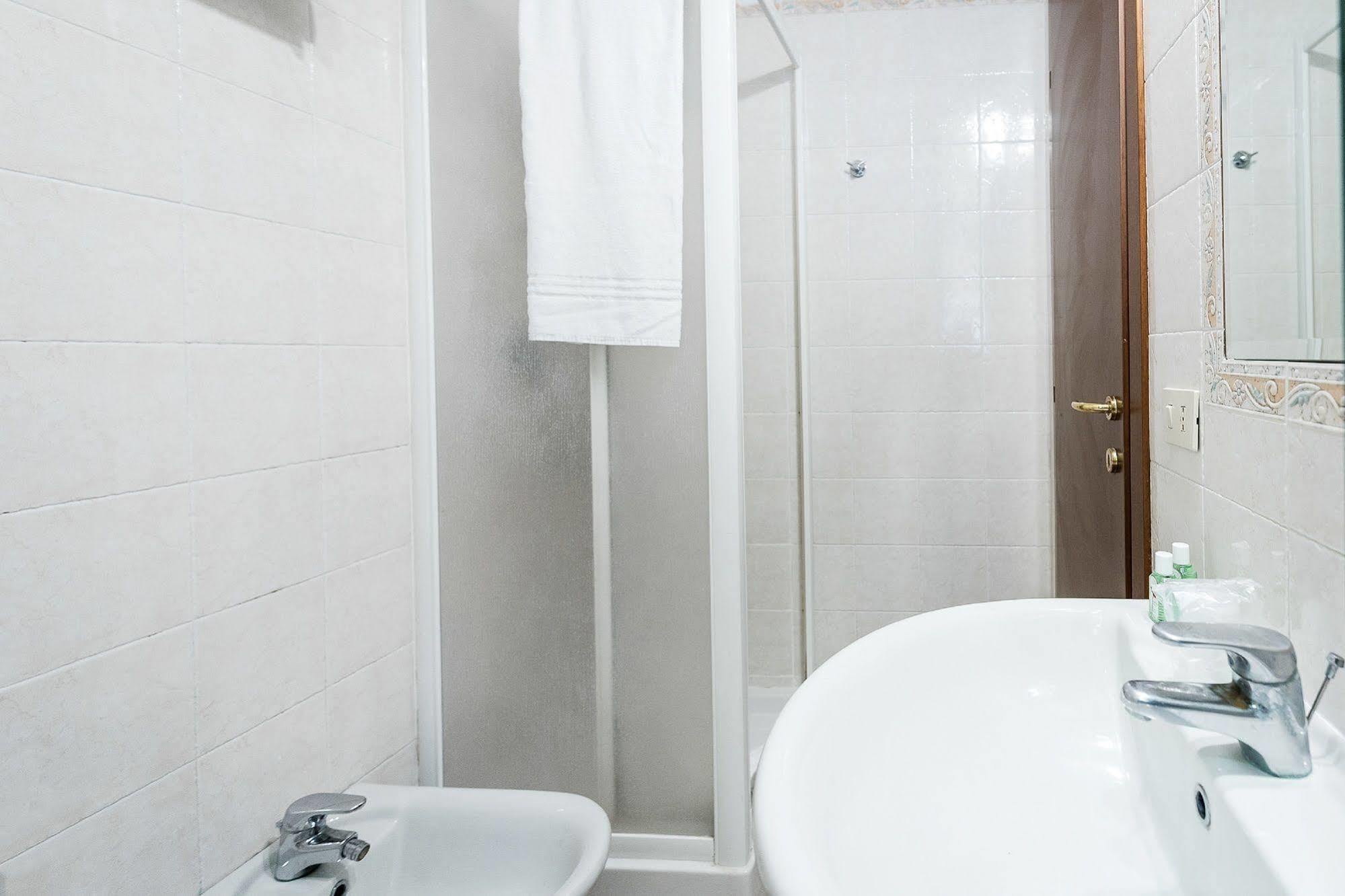 Hotel La Villetta Fiumicino Bagian luar foto